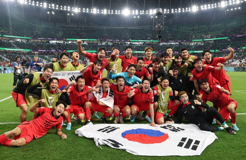 The national soccer team on Dec. 2 takes a commemorative photo after its 2-1 victory over Portugal in their final Group H game of the FIFA World Cup at Education City Stadium in Al Rayyan, Qatar, earning Korea a berth in the tournament's round of 16. 