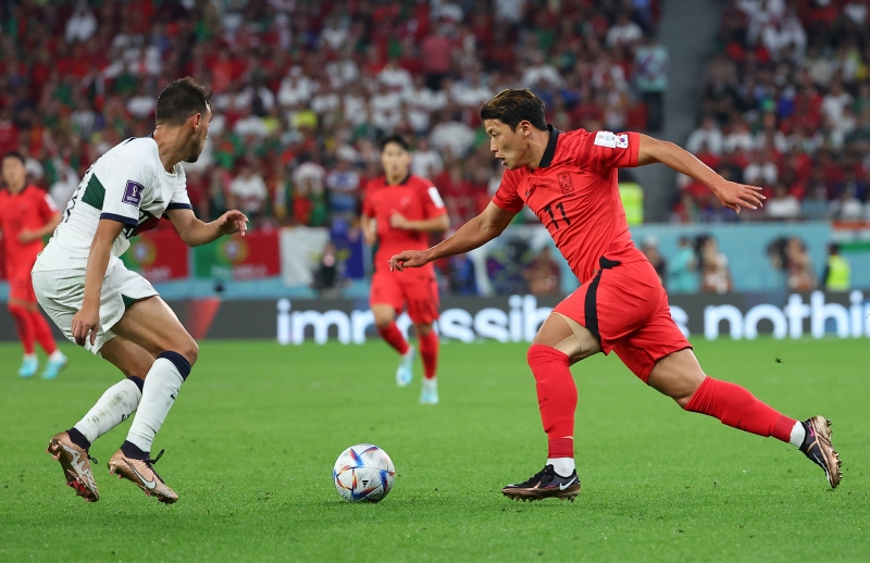 Striker Hwang Hee-chan (Wolverhampton) on Dec. 2 handles the ball in Korea's third and final Group H game of the FIFA World Cup at Education City Stadium in Al Rayyan, Qatar.. 