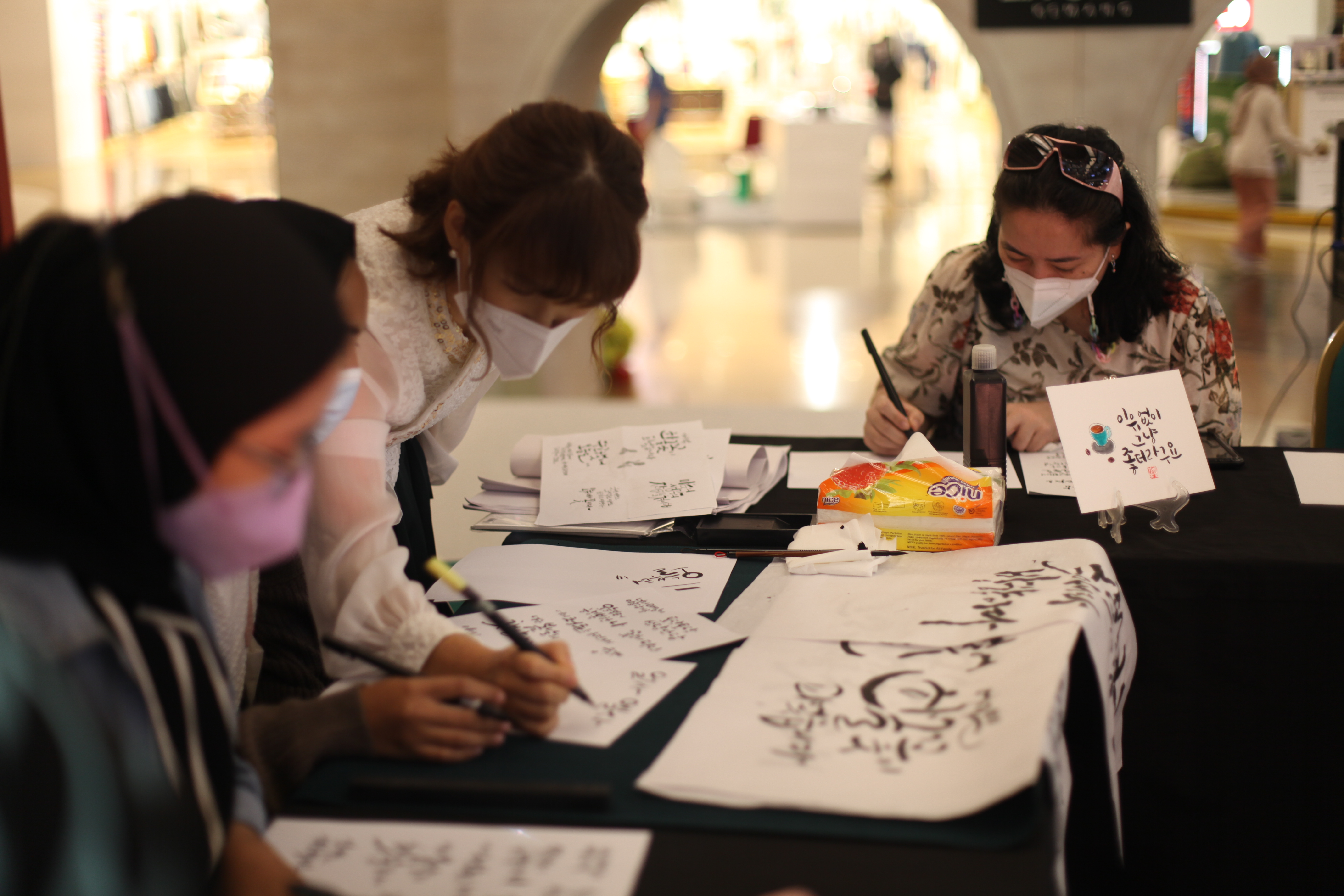 Korean calligrapher Oh Soon-ok teaches Indonesian who love to learn Korean Calligraphy at the KCC event in Jakarta (Monthi Rosselini)