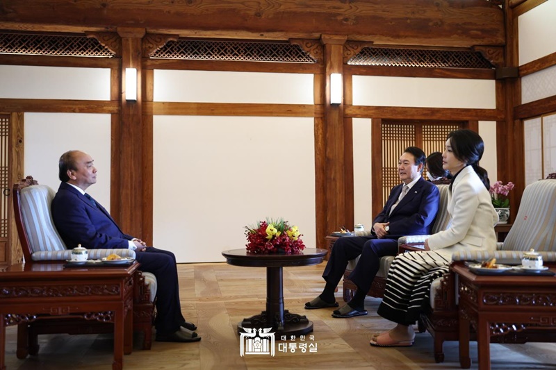 President Yoon Suk Yeol (second from right) and first lady Kim Keon Hee on Dec. 6 hold a friendly chat over snacks with visiting Vietnamese President Nguyen Xuan Phuc (left) at Sangchunjae, the reception hall at the former presidential compound of Cheong Wa Dae in Seoul.