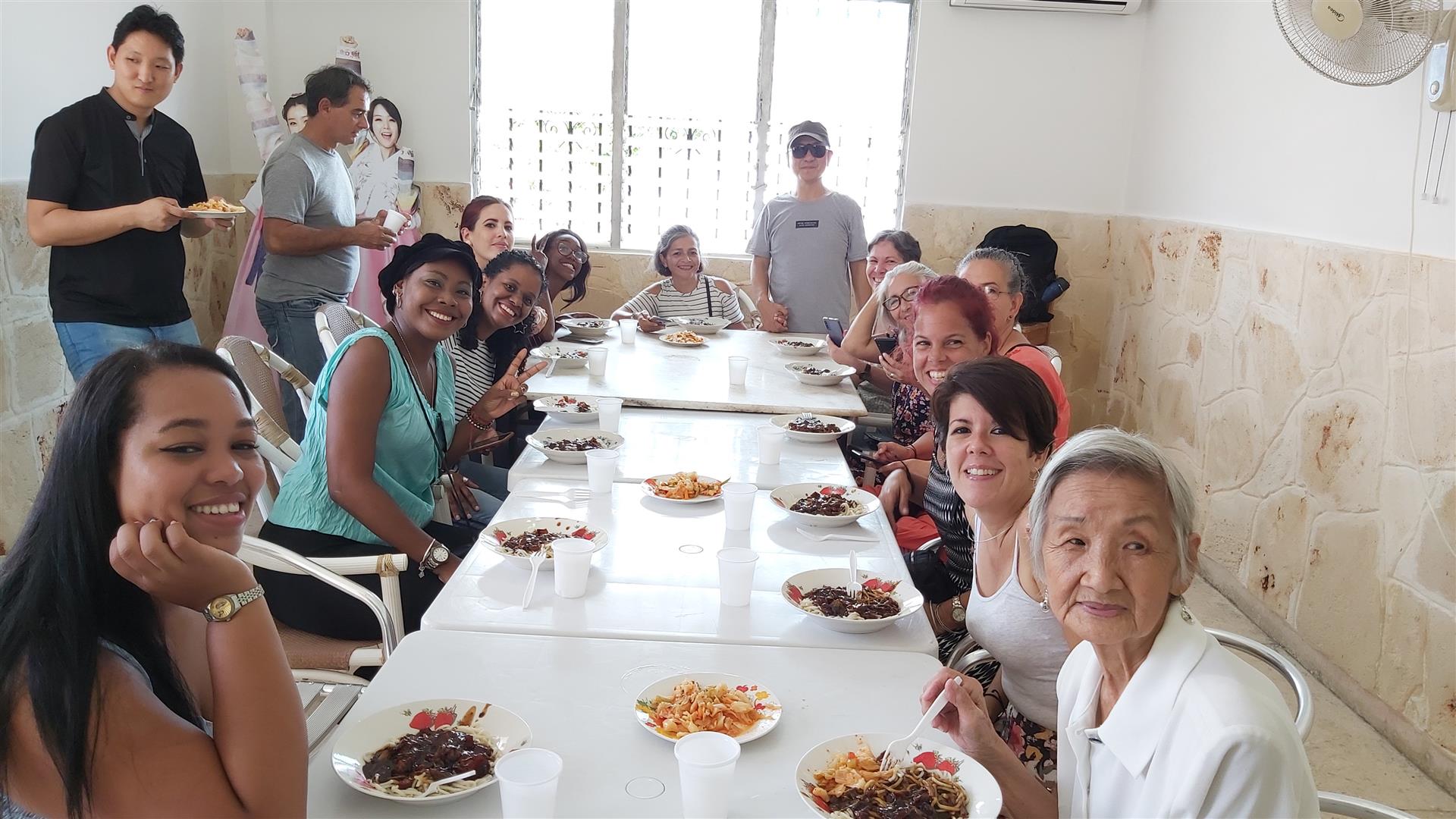 To close the meeting the Cultural Center and Korean School invited the CubaAmaKorea Club to taste Korean dishes as jjajangmyeon and kimchi.