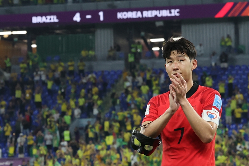 Son Heung-min, captain of the national soccer team, on Dec. 5 thanks fans after Korea's 4-1 loss to Brazil in the Qatar World Cup's round of 16 at Stadium 974 in Doha, Qatar. (Yonhap News) 