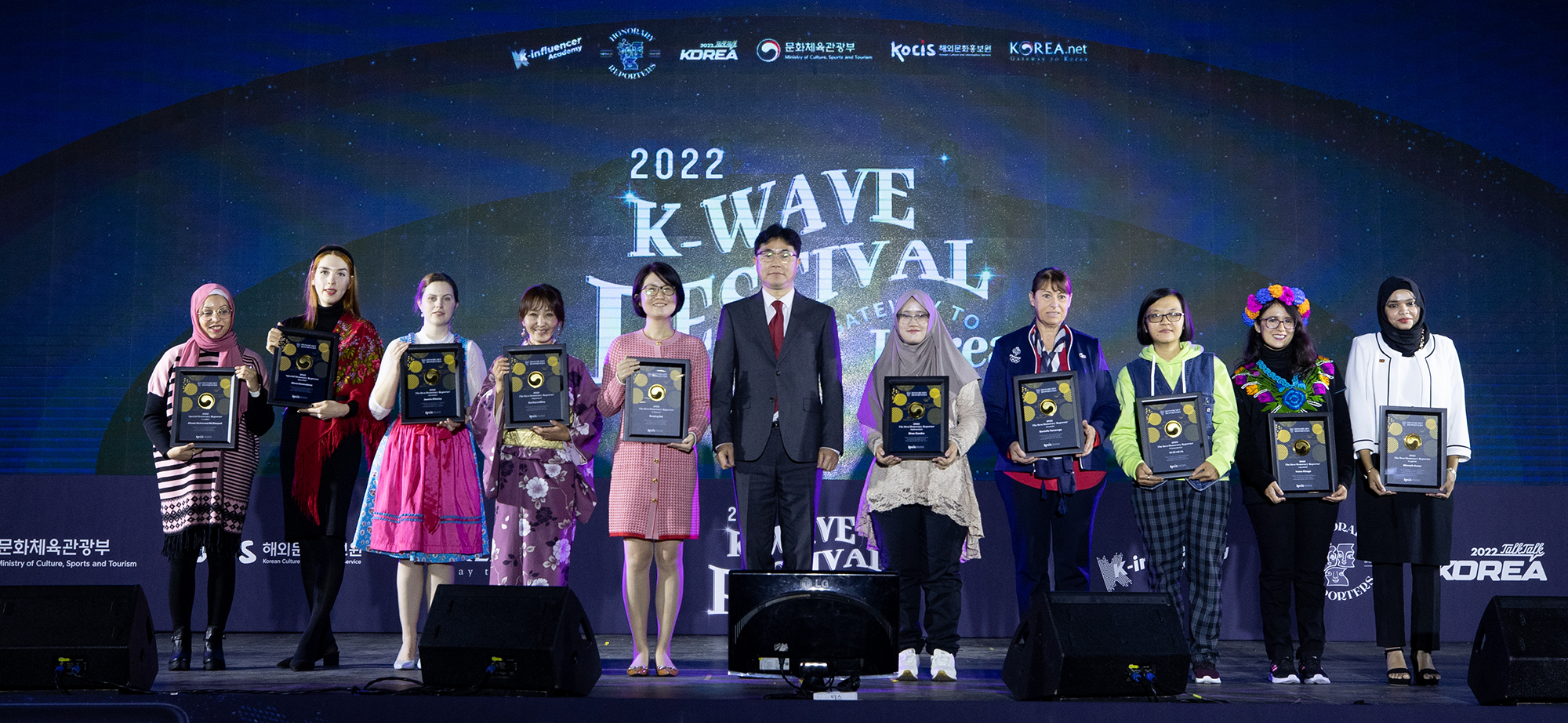 Ten outstanding Honorary Reporters of Korea.net on Dec. 10 take a commemorative photo with Kim Geun-ho (center), director-general of the Overseas Culture Promotion Bureau at the Korean Culture and Information Service, at the 2022 K-wave Festival hosted at Exhibition Hall 2 of the Korea International Exhibition Center, aka KINTEX, in Goyang, Gyeonggi-do Province.