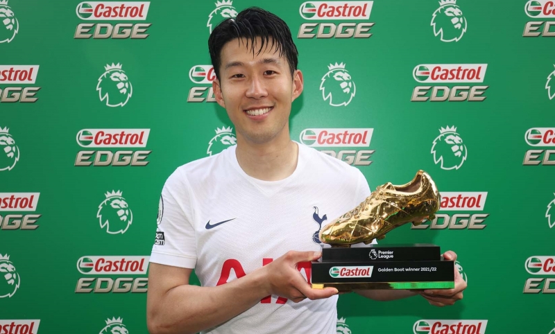 Son Heung-min on May 22 poses for a photo after winning the Golden Boot, the honor going to the EPL's leading scorer for the season (Tottenham's official website)