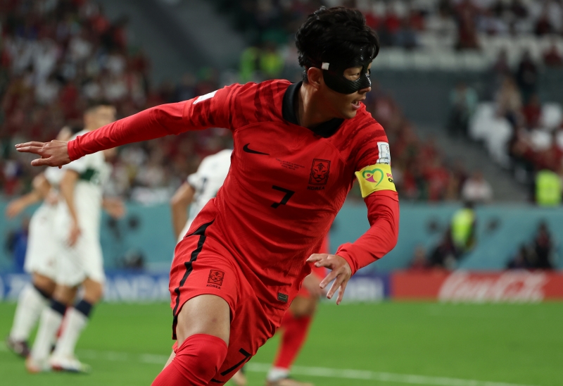 A safety mask-wearing Son Heung-min on Dec. 2 goes on the attack in the final Group H game against Portugal of the FIFA World Cup at Education City Stadium in Al Rayyan, Qatar. (Yonhap News)
