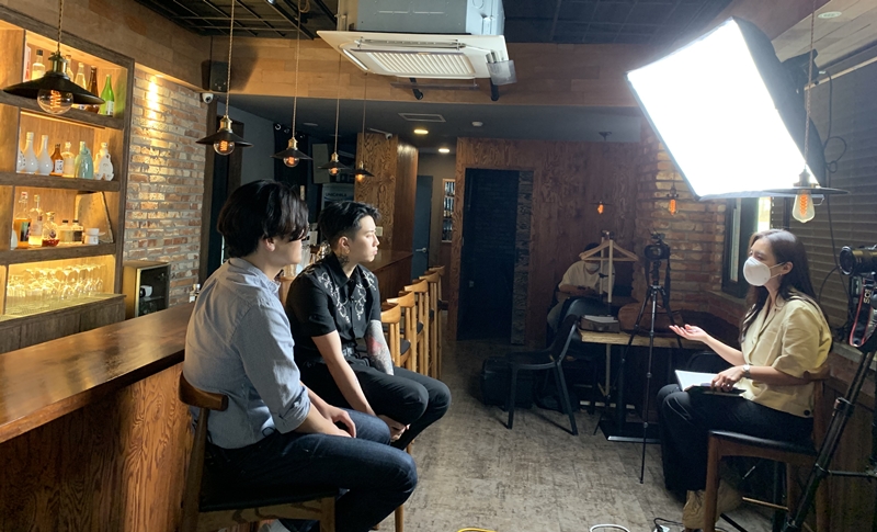 Korea.net staff writer Min Yea-Ji (right) in May interviews Won Spirits CEO Jay Park (middle) and the company's chief communications officer Kim Hee-Jun. (Jung Joo-ri) etoilejr@korea.kr