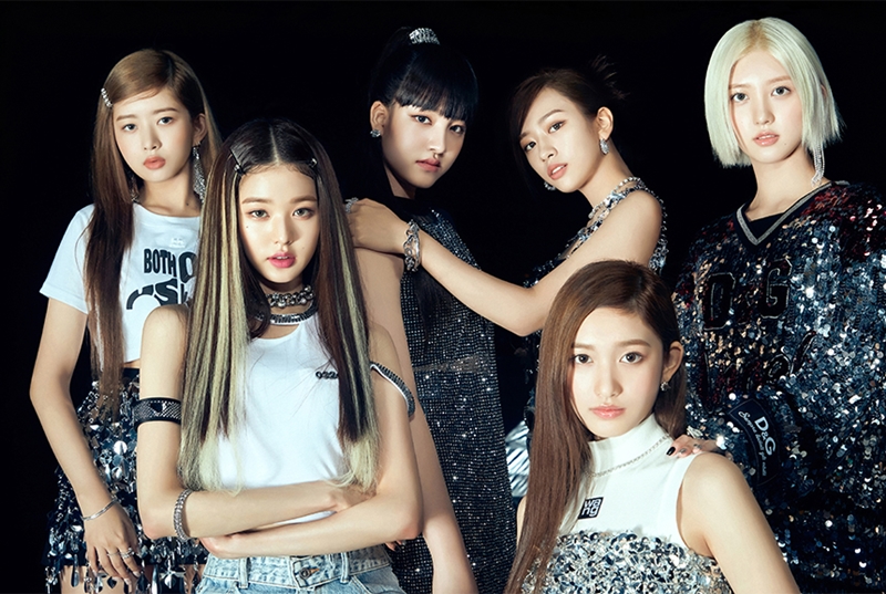 Physical album sales by K-pop acts this year are expected to break a record high due to BTS and girl groups. Shown is Ive, which saw the highest rise in the number of such albums sold this year among girl groups from the same period last year. (Starship Entertainment)