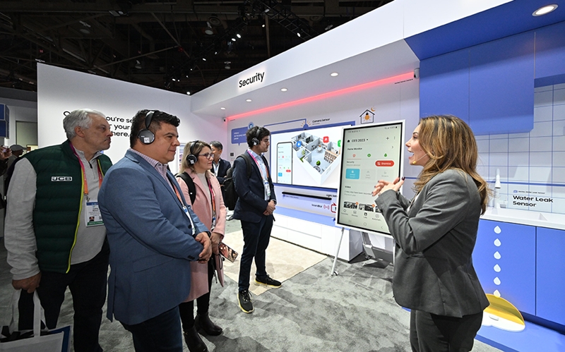 Visitors try Samsung Electronics' SmartThings Home Monitor, which connects a range of household appliances to keep a home safe while the owner is out. (Samsung Electronics) 