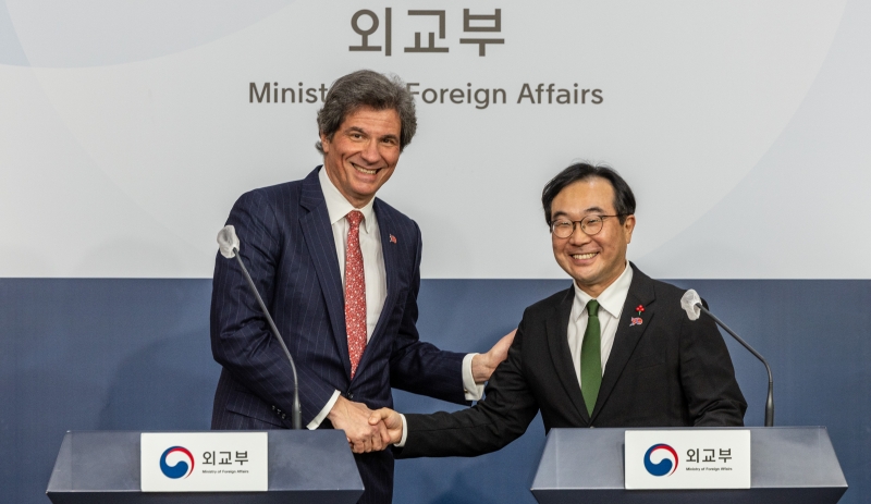 Second Vice Minister of Foreign Affairs Lee Dohoon and U.S. Under Secretary for Economic Growth, Energy and the Environment Jose W. Fernandez on the morning of Jan 10. shake hands after holding a news conference on their talks at the Ministry of Foreign Affairs in Seoul's Jongno-gu District. The two officials discussed issues such as supply chains, technological cooperation and possible discrimination on the American market against electric vehicles made in Korea due to the Inflation Reduction Act of the U.S.;