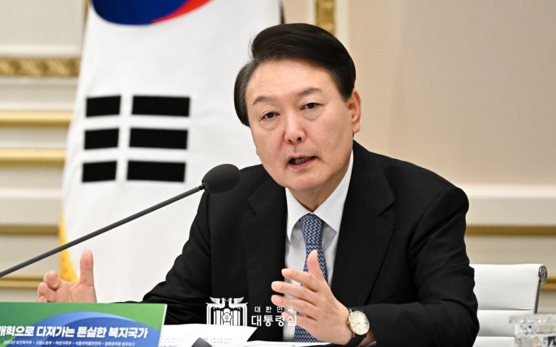 President Yoon Suk Yeol from Jan. 14 will make an eight-day trip to the United Arab Emirates and Switzerland. He is shown on Jan. 9 receiving this year's business briefings from government ministries at Yeongbingwan, the guesthouse at the former presidential compound of Cheong Wa Dae. (Office of the 20th President)