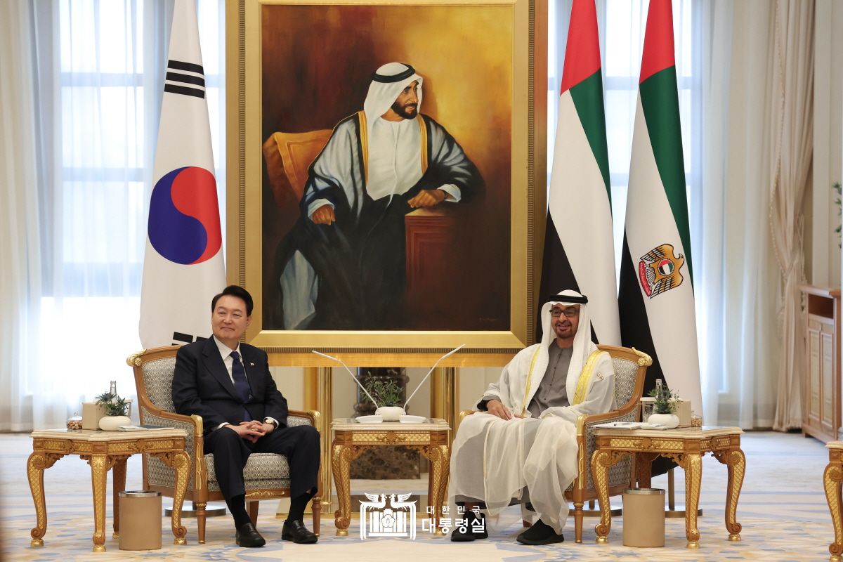 President Yoon Suk Yeol (left) on Jan. 15 attends a bilateral summit with United Arab Emirates (UAE) President Mohammed bin Zayed Al Nahyan at the presidential palace in the Mideast nation's capital of Abu Dhabi.