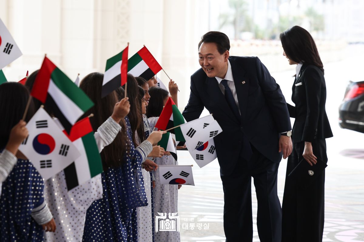 President Yoon Suk Yeol and first lady Kim Keon Hee on Jan. 15 receive greetings from children before the official welcoming ceremony for his state visit at the presidential palace in Abu Dhabi.