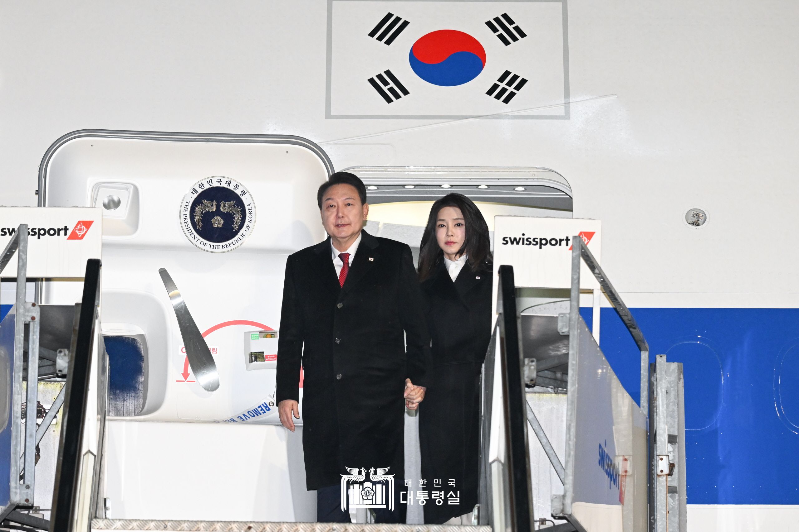 President Yoon Suk Yeol and first lady Kim Keon Hee on Jan. 17 disembark from the presidential plane Code One at Zurich Airport in Zurich, Switzerland.