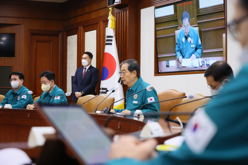 Prime Minister Han Duck-soo on Jan. 20 chairs a meeting of the Central Disaster and Safety Countermeasures Headquarters at Government Complex-Seoul in the capital. (Office for Government Policy Coordination, Prime Minister's Secretariat)