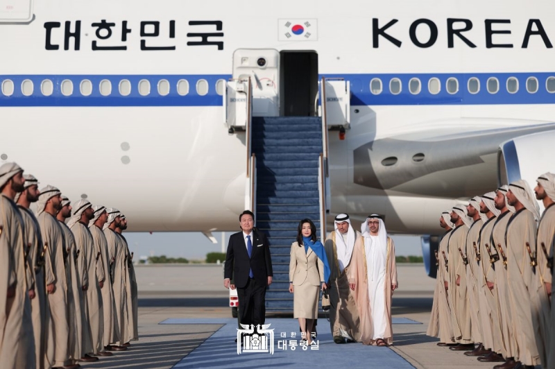 President Yoon Suk Yeol and first lady Kim Keon Hee on Jan. 14 arrive at Abu Dhabi International Airport in Abu Dhabi, the United Arab Emirates (UAE). As the first Korean leader to make a state visit to the UAE, President Yoon while entering the country's airspace on the presidential plane Code One was escorted by four UAE Air Force fighter planes as a state guest. (Office of the President)