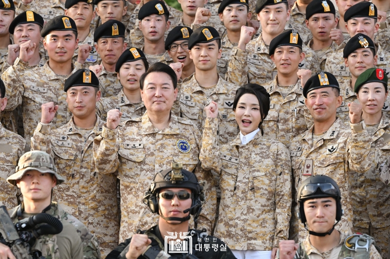 President Yoon Suk Yeol (second from left in second row) and first lady Kim Keon Hee on Jan. 15 visit the Korean military contingent Akh Unit near Abu Dhabi and take a commemorative photo. 