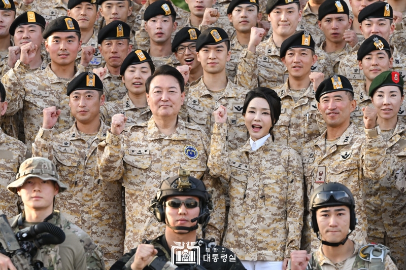 President Yoon Suk Yeol (second from left in second row) and first lady Kim Keon Hee on Jan. 15 visit the Korean military contingent Akh Unit near Abu Dhabi and take a commemorative photo.