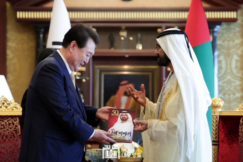 ▲ 윤석열 대통령(왼쪽)이 17일(현지 시간) 아랍에미리트(UAE) 두바이에서 무함마드 빈 라시드 알막툼 UAE 부통령 겸 두바이 통치자로부터 자서전을 선물받고 있다. 이날 면담에서 윤 대통령은 UAE와 두바이가 추진하는 ‘미래 50년 프로젝트’에 한국이 가장 가깝고 믿을 수 있는 ‘라피크(동반자의 뜻을 가진 아랍어)’가 될 것으로 확신한다”고 말했다.