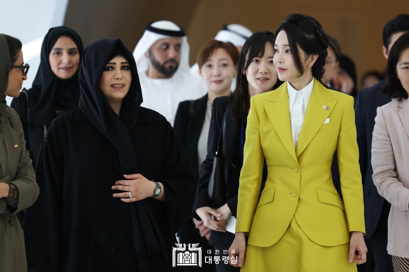 First lady Kim Keon Hee (right) speaks with UAE Sheikha Latifa bint Mohammed Al Maktoum at the Museum of the Future in Dubai. In their talks, the first lady said she hopes for opportunities between Korea and Dubai to jointly open up and develop the future through bilateral cultural exchange. (Office of the President)