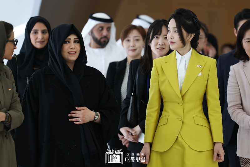 First lady Kim Keon Hee (right) speaks with UAE Sheikha Latifa bint Mohammed Al Maktoum at the Museum of the Future in Dubai. In their talks, the first lady said she hopes for opportunities between Korea and Dubai to jointly open up and develop the future through bilateral cultural exchange. (Office of the President)