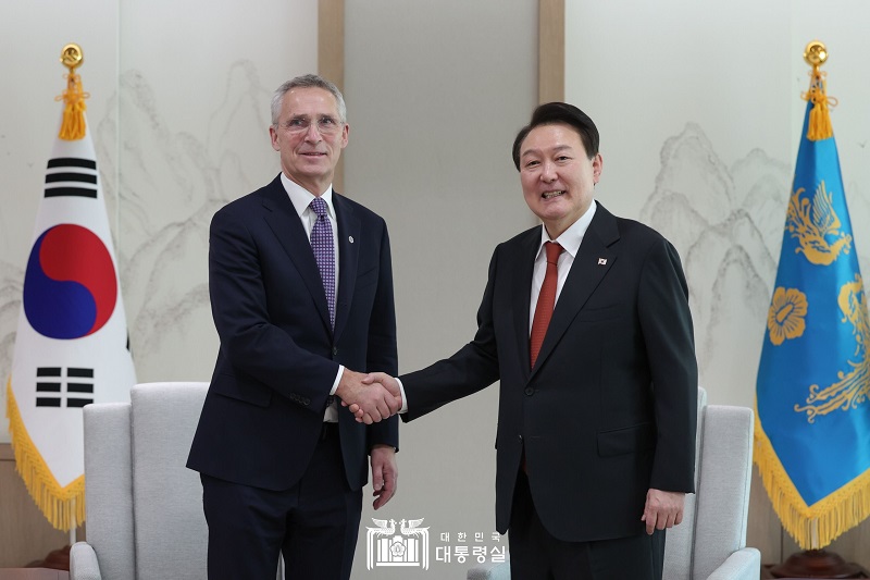 President Yoon Suk Yeol (right) on Jan. 30 shakes hands with NATO Secretary General Jens Stoltenberg at the presidential office in Seoul's Yongsan-gu District.