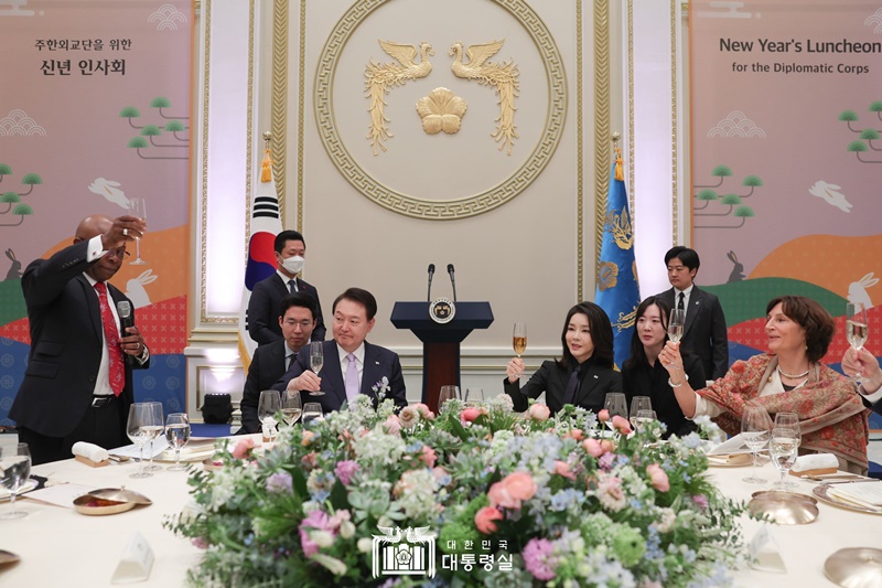 President Yoon Suk Yeol and first lady Kim Keon Hee on Jan. 31 give a toast at a New Year's luncheon they hosted for the Diplomatic Corps in Korea at Yeongbingwan, the guesthouse at the former presidential compound of Cheong Wa Dae in Seoul. (Office of the President)