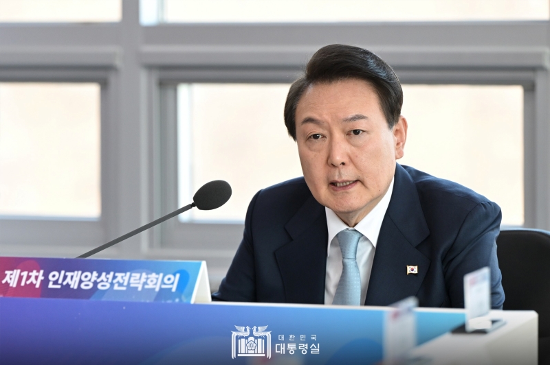 President Yoon Suk Yeol on Feb. 6 urged active support for Turkiye (Turkey), which was struck by a massive earthquake. Shown is President Yoon on Feb. 1 chairing the inaugural meeting on strategic development of human resources at Kumoh National Institute of Technology in Gumi, Gyeongsangbuk-do Province. (Office of the President)