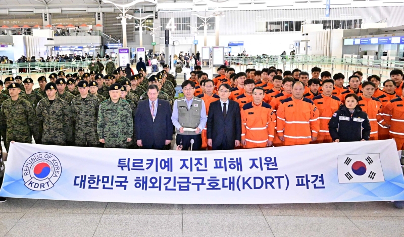 The Korea Disaster Relief Team on Feb. 7 takes group photos before leaving for its mission in Turkiye (Turkey) at Incheon International Airport. (Ministry of Foreign Affairs) 