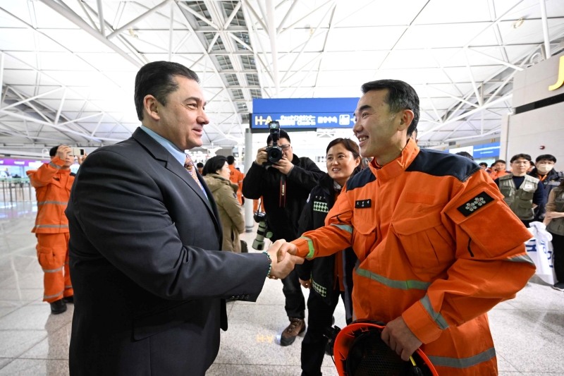 Turkish Ambassador to Korea Salih Murat Tamer on Feb. 7 shakes hands with a firefighter on the Korea Disaster Relief Team at the contingent's departure ceremony held at Incheon International Airport. 