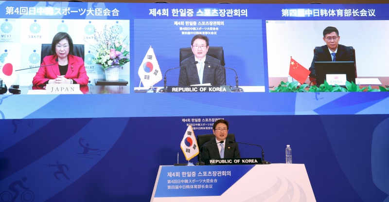 Minister of Culture, Sports and Tourism Park Bo Gyoon (center) on Feb. 9 takes part in a virtual trilateral meeting with Japanese Minister of Education, Culture, Sports, Science and Technology Keiko Nagaoka (left) and Zhou Jinqiang, deputy head of the General Administration of Sport in China. (Ministry of Culture, Sports and Tourism)