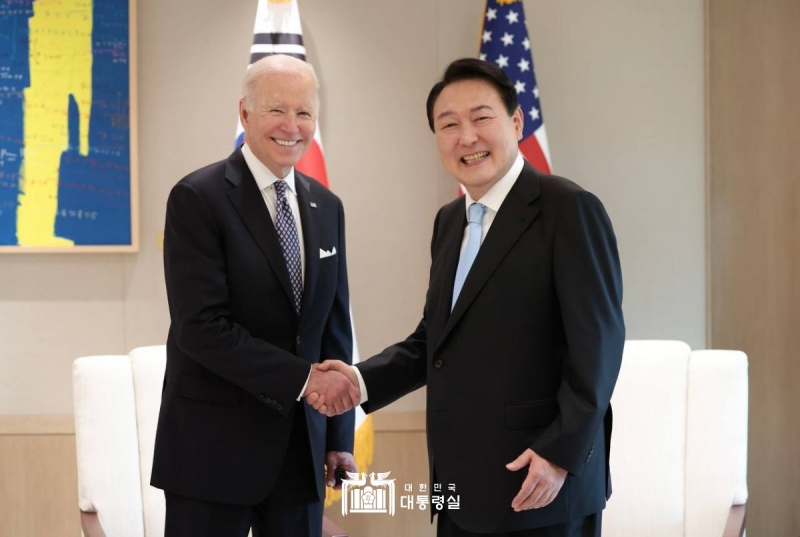President Yoon Suk Yeol will make a state visit to the U.S. in late April for a bilateral summit with President Joe Biden. Shown is President Yoon in May last year shaking hands with President Biden at their small-scale summit held at the Office of the President in Seoul. (Office of the President)
