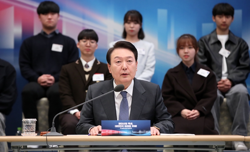 President Yoon Suk Yeol told the Japanese daily Yomiuri Shimbun in an interview, (Normalizing bilateral relations will not only serve the common interests of both countries but also send a very positive sign to the international community.) Shown is the president on March 15 speaking at the 14th emergency meeting on the economy and livelihood at Yeongbingwan, the guesthouse of Cheong Wa Dae in Seoul. (Yonhap News)