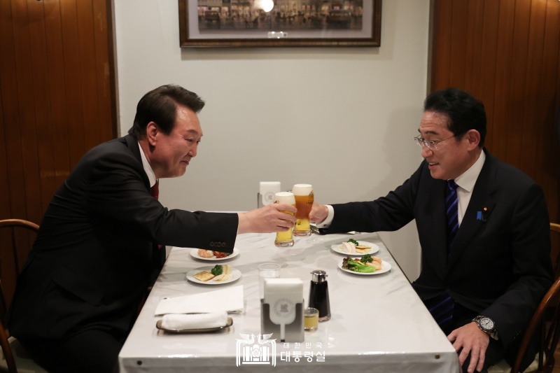President Yoon Suk Yeol (left) and Japanese Prime Minister Fumio Kishida on the afternoon of March 16 give a toast at Rengatei, a Western-style restaurant in Tokyo's Ginza district. Both men moved to this venue after having dinner with their spouses at Yoshizawa, a famed sukiyaki (Japanese hot pot) restaurant, to chat over beer, soju (traditional Korean alcohol) and omurice (Japanese omelet rice).