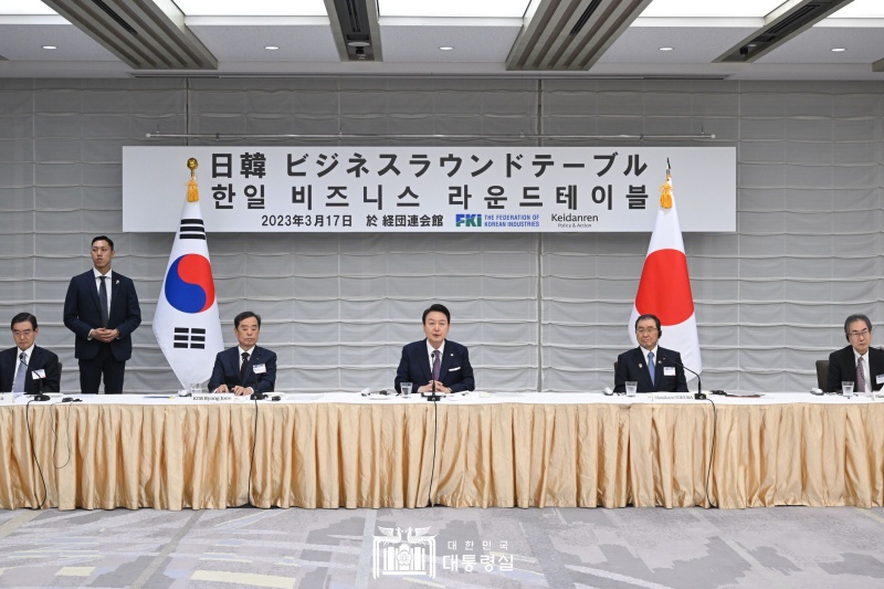President Yoon Suk Yeol (middle) on the afternoon of March 17 speaks at the Korea-Japan Business Roundtable held at the Japan Business Foundation in Tokyo. He was the first incumbent Korean leader since 2009 to attend the event featuring business leaders from both countries, according to the presidential office in Seoul. (To overcome complex crises facing the world, solidarity and cooperation among countries that share universal values are important,) he said. (Let us jointly cooperate and respond to various global agendas like supply chains, climate change, cutting-edge science and technology, and economic security.)