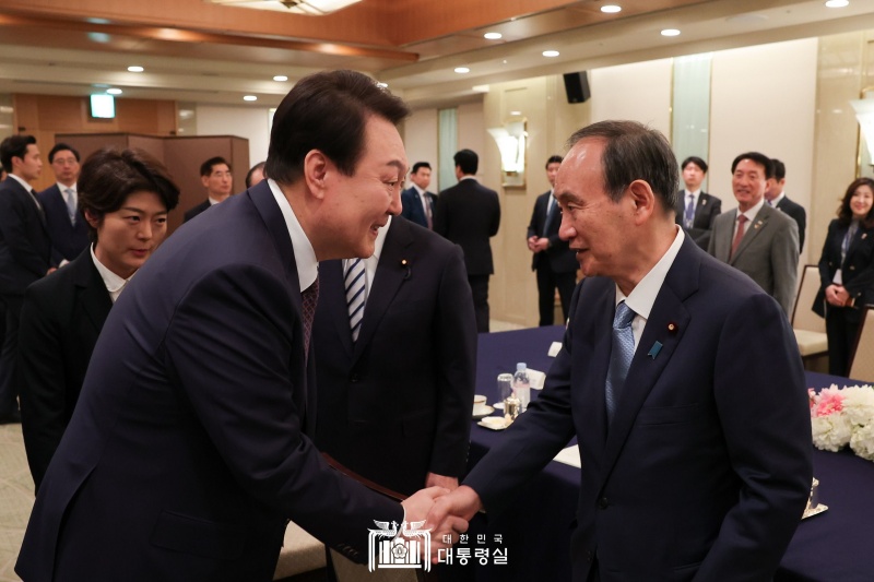 President Yoon Suk Yeol (second from left) on March 17 shakes hands with Yoshihide Suga, now the incoming head of the Korea-Japan Parliamentarians Union. The president also met leading figures from Korean-Japanese friendship groups like outgoing union chief Fukushiro Nukaga and Taro Aso, now chair of a Japan-Korea committee, and exchanged constructive opinions on the direction of improving bilateral ties.