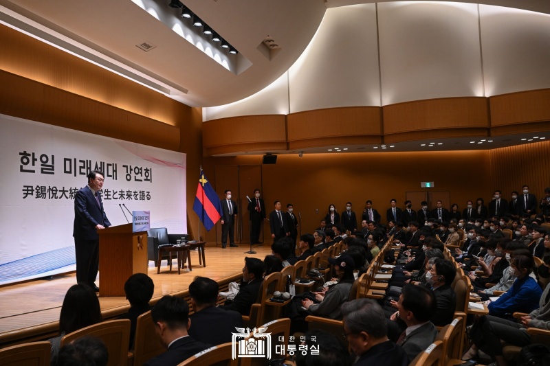 President Yoon Suk Yeol (left) on March 17 gives a lecture on future generations of Korea and Japan at Keio University in Tokyo. Speaking to hundreds of students on a topic targeting those from both countries, he said, (Everyone here is part of the future generations of Korea and Japan,) adding, (I expect all of you to consider the future and actively communicate with Korean youth.) His speech was the final event of his visit and he flew back to Korea on the same day. 