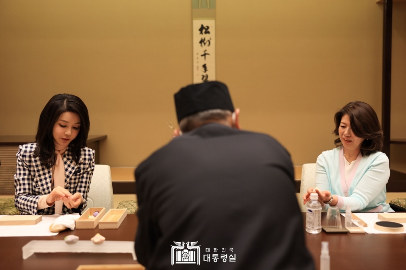 First lady Kim Keon Hee (left) on March 16 makes traditional Japanese sweets with her Japanese counterpart Yuko Kishida at the prime minister's official residence in Tokyo. Receiving an invitation to make the desserts, the Korean first lady presented traditional Korean confectionary as a gift and said, (Like how we shared our hearts today, I expect the people of our countries to interact more closely as well,) thanking Japan's first lady for her hospitality and inviting her to Korea.