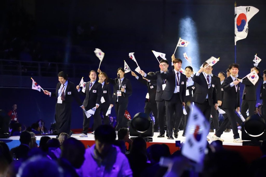The national team on March 25 waves the national Korean flag Taegeukgi at the closing ceremony of the 10th International Abilympics at Metz Arena in Metz, France, after winning the most medals at the tournament. (Korea Employment Agency for Persons with Disabilities) 