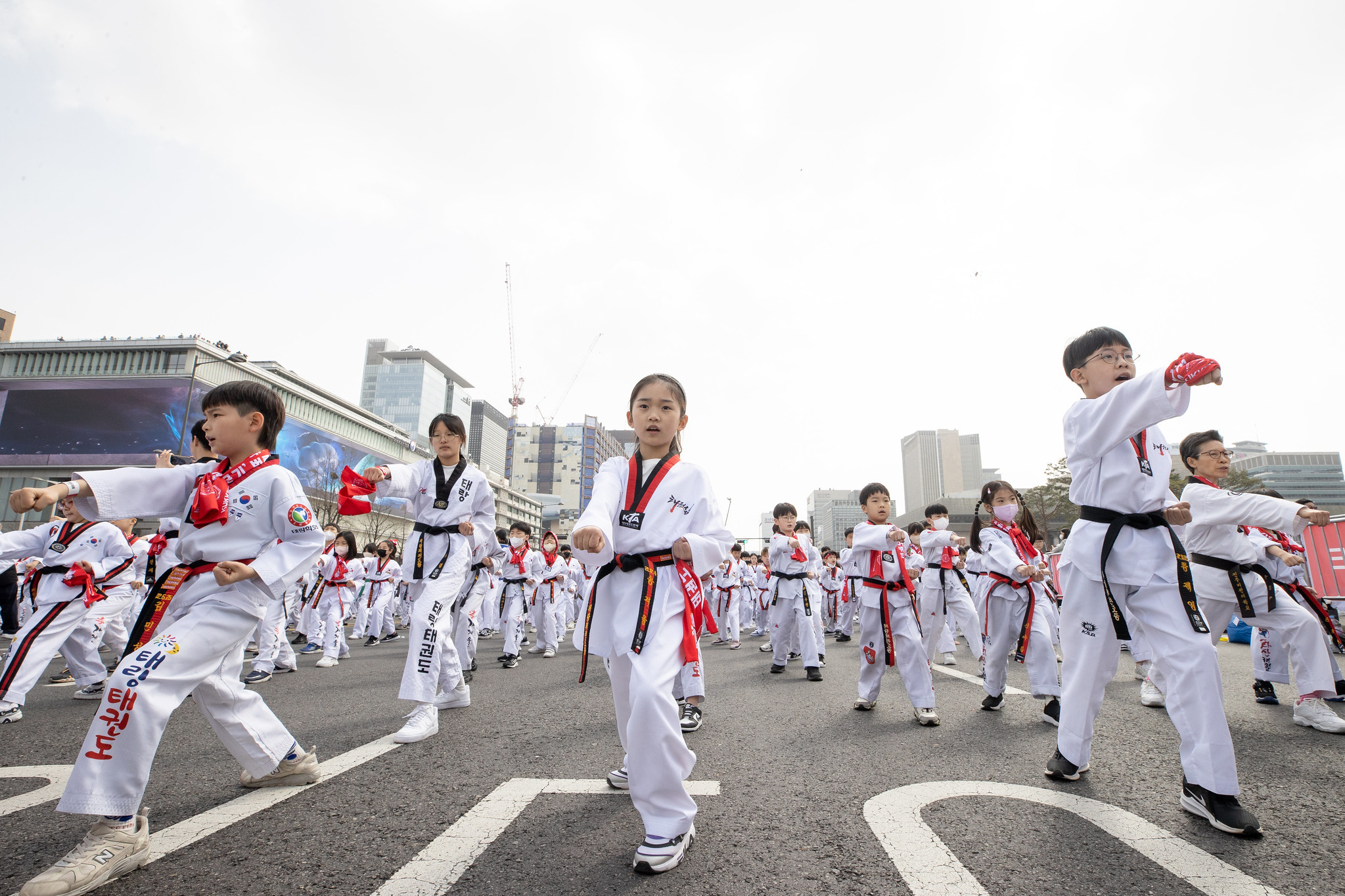 Children at the 2023 Kukki Taekwondo Hanmaeum Grand Festival on March 25 are among those doing poomsae (form) to set a Guinness World Record for the largest number of people doing a form simultaneously at Gwanghwamun Square in Seoul.