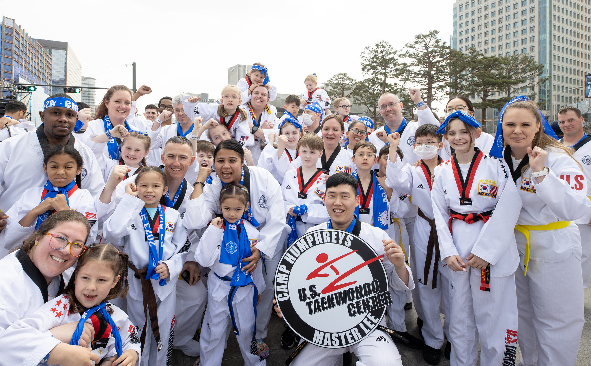 Foreign participants at the 2023 Kukki Taekwondo Hanmaeum Grand Festival on March 25 take a group photo. 