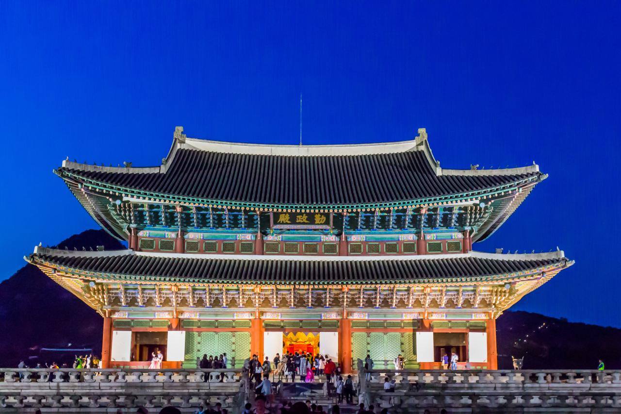 Evening tours of Gyeongbokgung Palace in Seoul starting from April 5 will feature the night mood of the palace with spring flowers. Shown is such a tour of the historical venue. 
