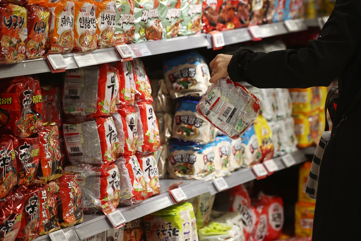 Exports of instant noodles including ramyeon last year broke the USD 800 million mark to set another all-time high. Shown are such noodles sold at a hypermarket in Seoul. (Yonhap News) 