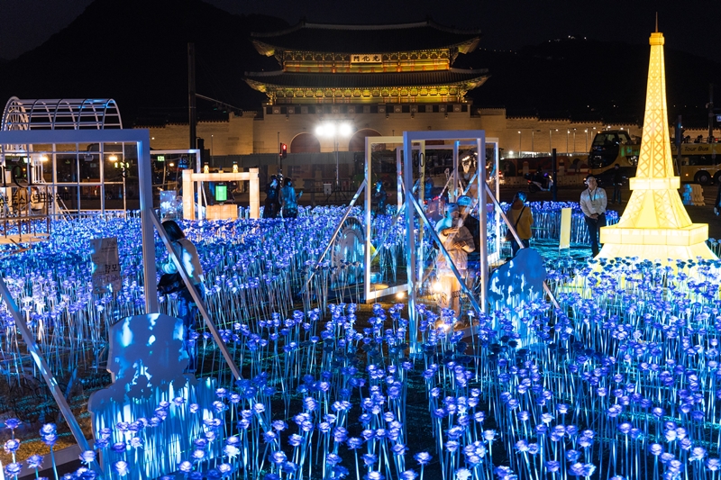 People on March 30 look at LED roses at a lighting ceremony to promote Busan's bid to host the 2030 World Expo at Gwanghwamun Square in Seoul's Jongno-gu District. (Yonhap News)