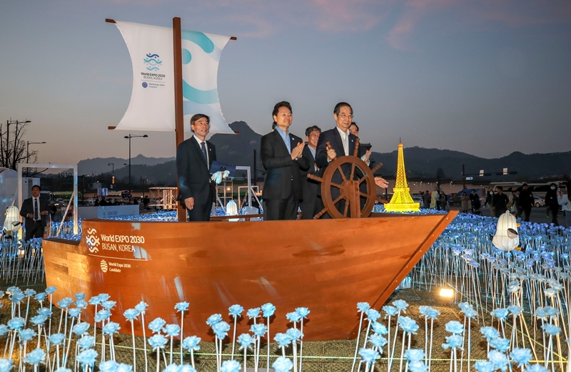 Prime Minister Han Deok-soo (at the wheel) and other attendees on March 30 put on a commemorative performance at the ceremony (Light it UP EXPO) held at Gwanghwamun Square in Seoul's Jongno-gu District to promote Busan's bid to host the 2030 World Expo. (Official Facebook page of Office for Government Policy Coordination of Prime Minister's Secretariat)