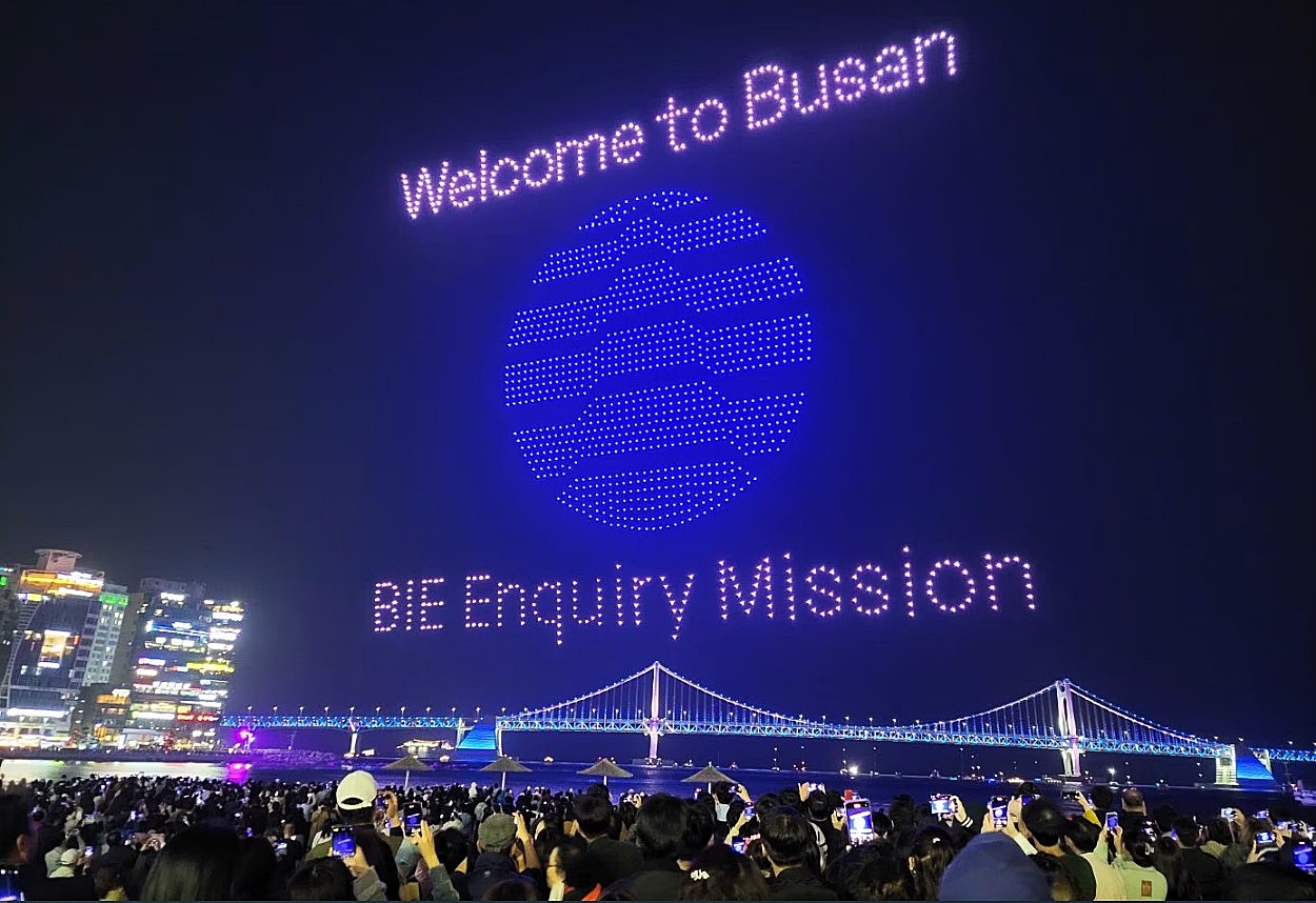 A combined 1,500 drones on April 1 create an amazing spectacle in the night sky over Busan's Gwangalli Beach, expressing the city's wish to host the 2030 World Expo. (Suyeong-gu District of Busan)