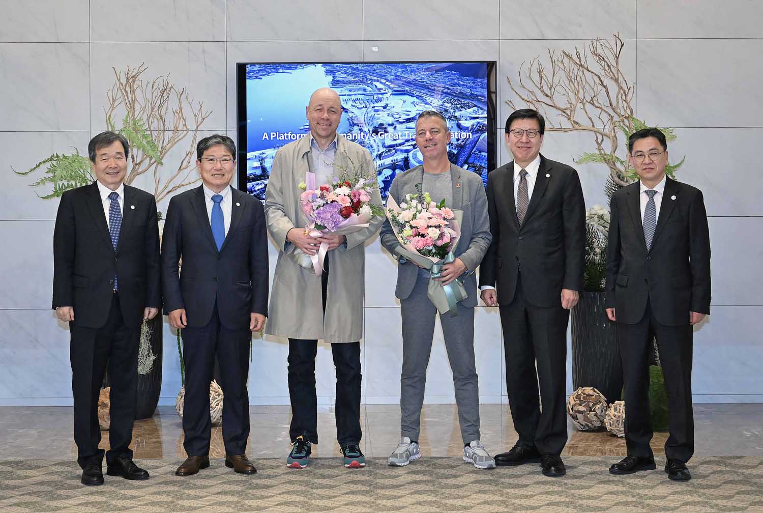 Busan Mayor Park Heong-joon (second from right) and World Expo 2030 Busan Bid Committee Secretary General Yoon Sang-jik (second from left) on April 2 take a photo with the visiting BIE delegation at Incheon International Airport. (Ministry of Trade, Industry and Energy)