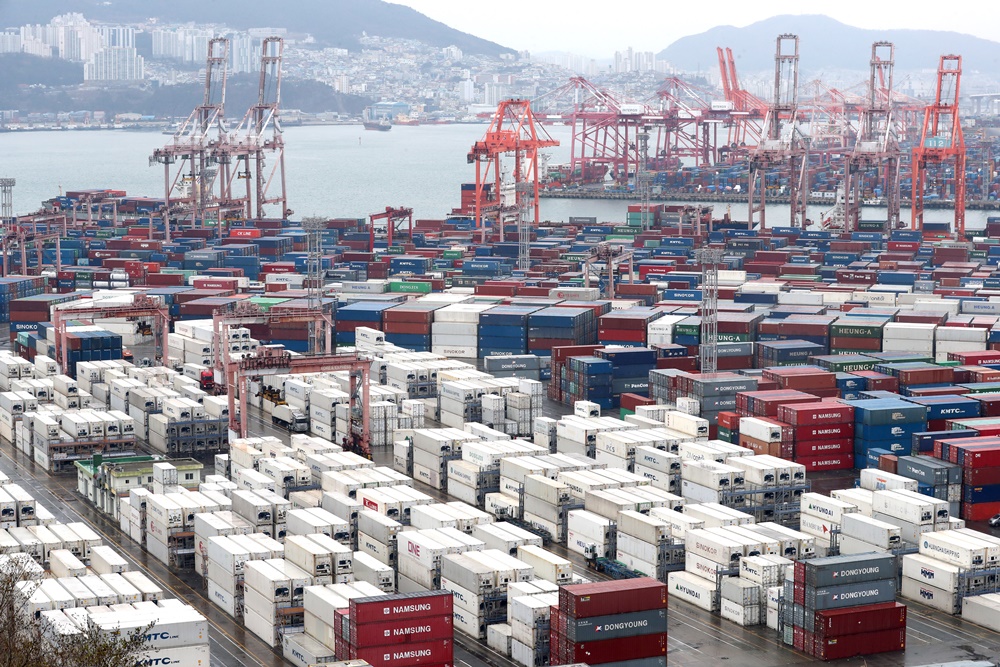 Foreign direct investment in the first quarter broke USD 5.6 billion to set a record high. Shown are containers on March 1 piled at the wharfs of the terminals Gamman and Sinseondae at the Port of Busan. (Yonhap News) 