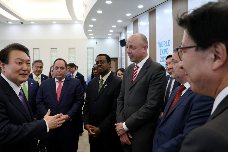 President Yoon Suk Yeol (left) on April 6 talks to Patrick Specht (fourth from left), head of a visiting delegation from the International Bureau of Expositions (BIE) and chairman of the BIE's Administration and Budget Committee, and group members during their farewell dinner at Nurimaru APEC House in Busan. (Jeon Han) hanjeon@korea.kr