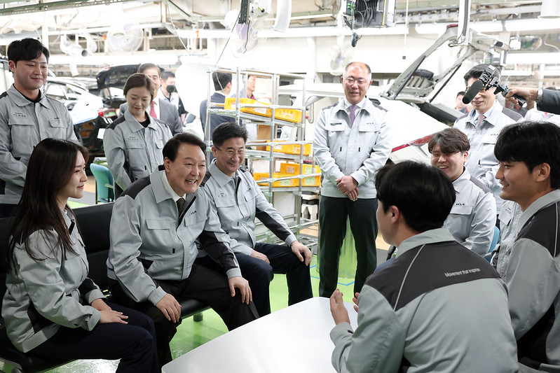President Yoon Suk Yeol on March 11 talks with staff at Kia Autoland in Hwaseong, Gyeonggi-do Province, before the groundbreaking ceremony there for a factory exclusively for electric vehicles. 