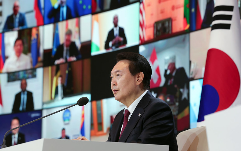 President Yoon Suk Yeol will host he inaugural Korea-Pacific Islands Summit from May 29-30 in Seoul. He is shown on March 29 speaking at a plenary session of the Second Summit for Democracy along with leaders of the U.S., Costa Rica, the Netherlands and Zambia. (Office of the President) 
